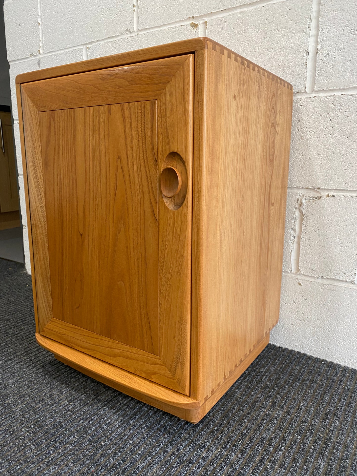 Single door Ercol Windsor cabinet #1008